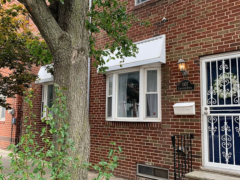 1107 Carpenter St — Photo 2