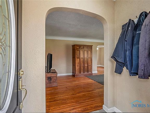 5th image of 3901 Elmhurst Rd