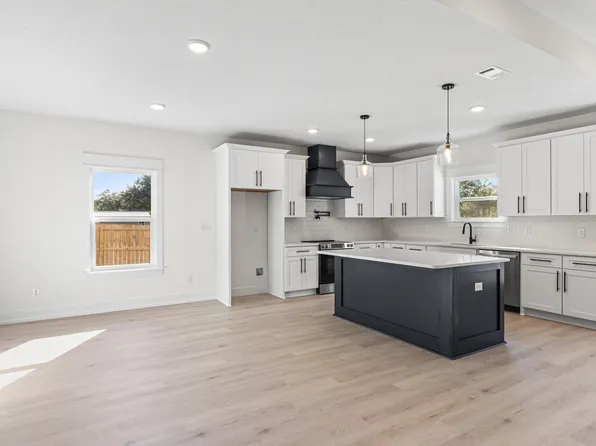 2374 Salamanca St, Navarre, FL 32566