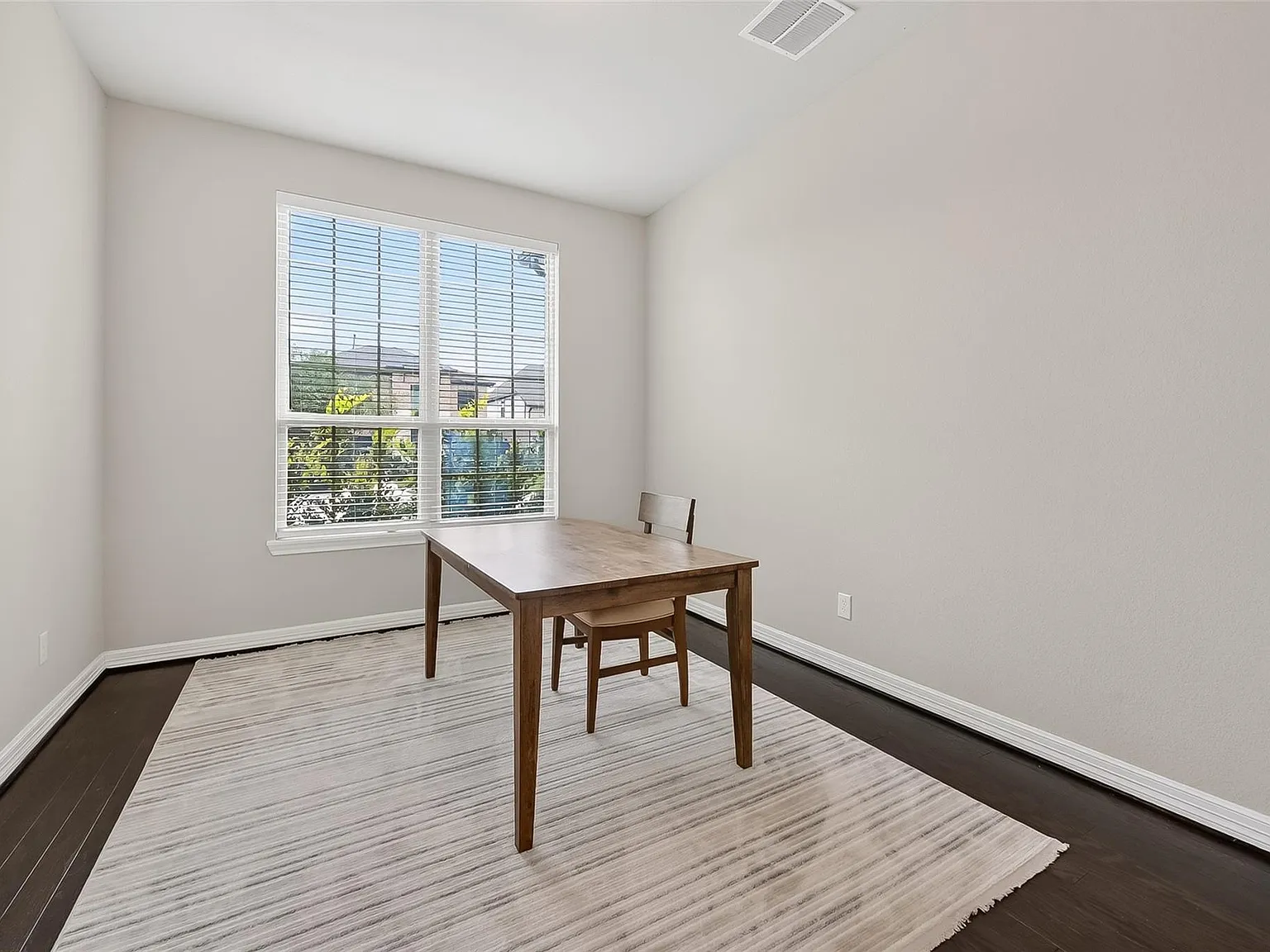 4 bed, 3.5 bath, 3219 sqft, $3,400 — Photo 4