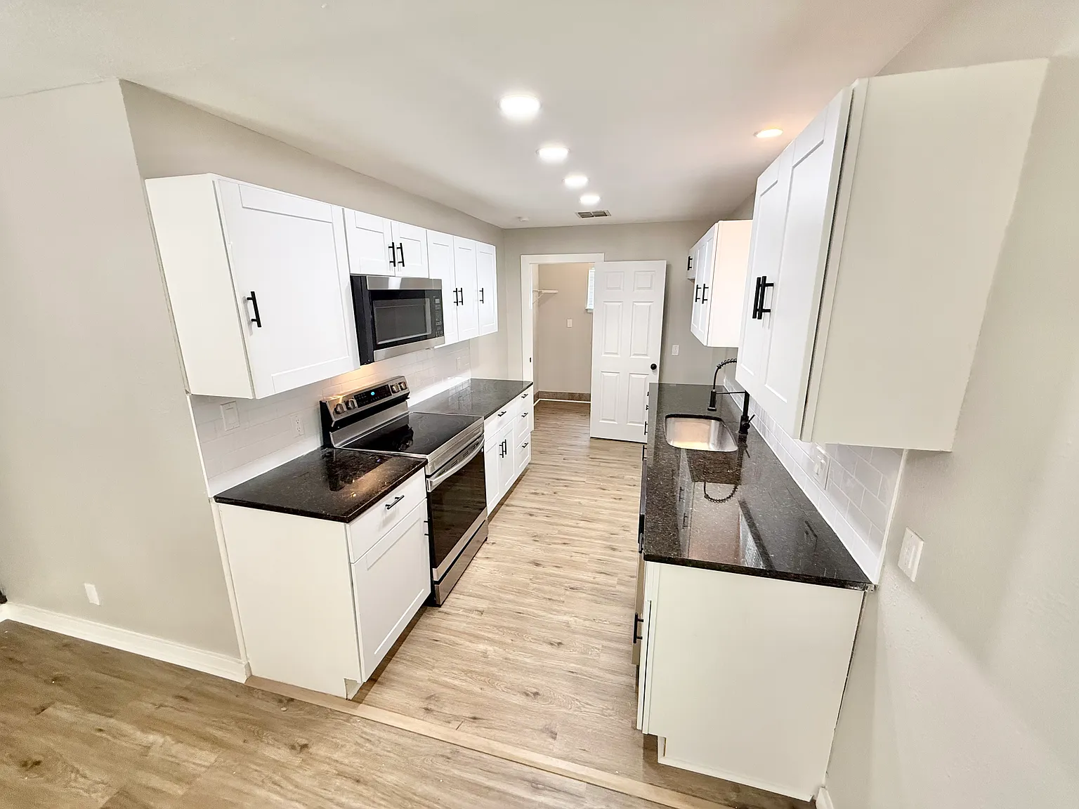 5 bed, 2000 sqft, $2,200 — Photo 4