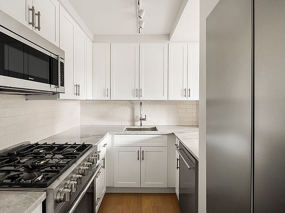 4th image of 555 Main St APT 1308