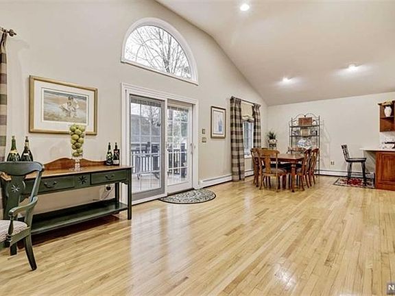5th image of 642 Mountain Ave