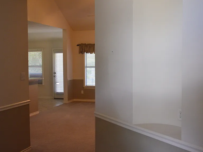 981 Crockett Dr — Photo 5