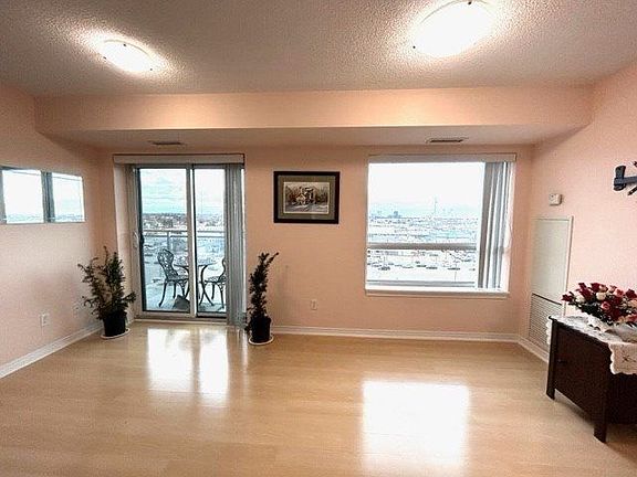 4th image of 215 Queen St E Unit 810