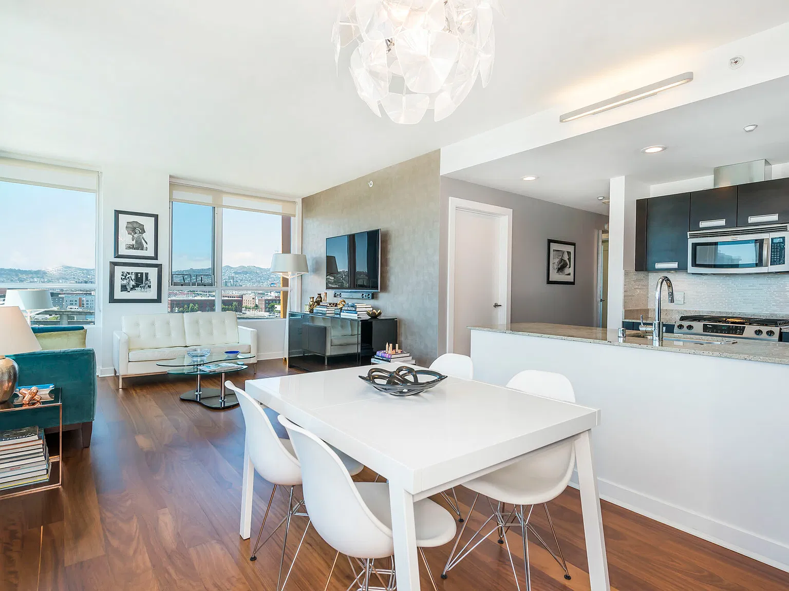 Light-Filled 2-bedroom Mission Bay residence with Bay Views — Photo 4