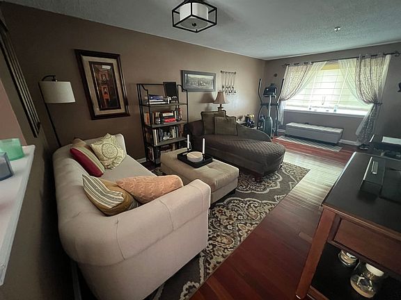 4th image of 22 Willow Creek Drive