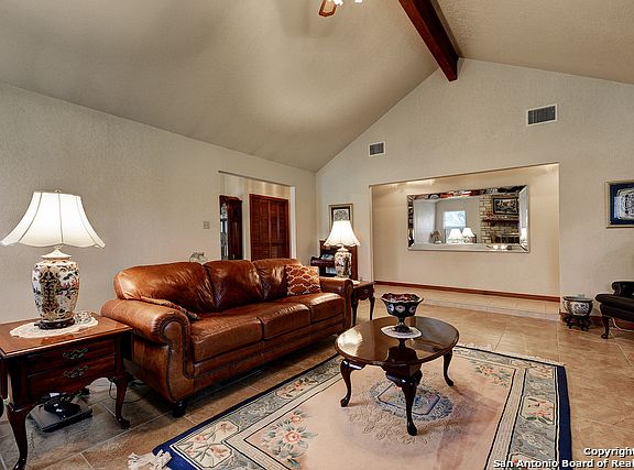 5th image of 410 Windsor Ln