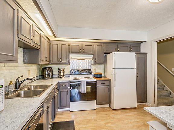 4th image of 5481 Hyland Courts Dr