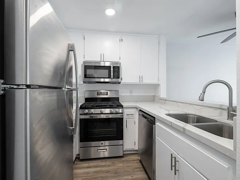 5405 Lindley Avenue — Photo 8