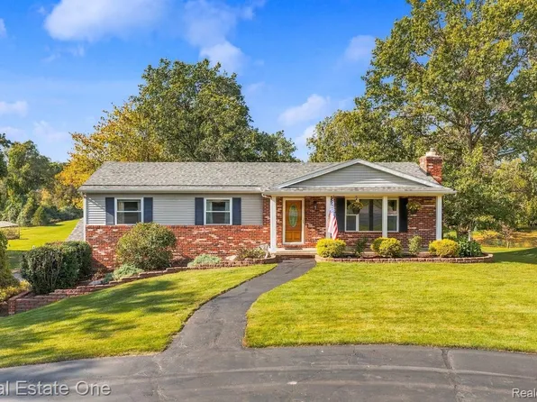 2795 Sun Terrace Dr, Hartland, MI 48353