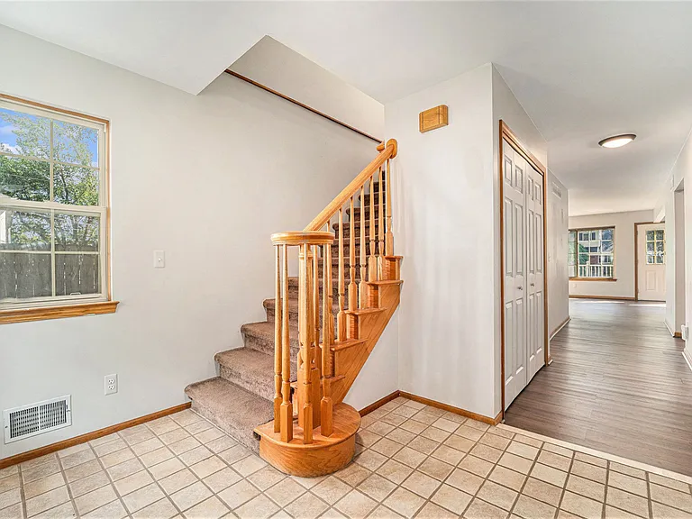 896 Saint Clair St — Photo 5