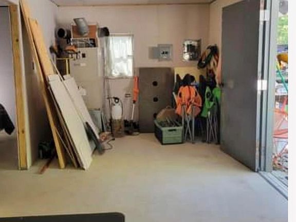 3rd image of 6403 Hawthorne Way