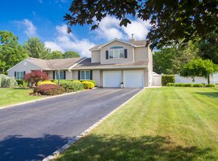 9 Inwood Rd, Saint James, NY 11780