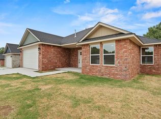 204 E Abbot Ln, Mustang, OK 73064