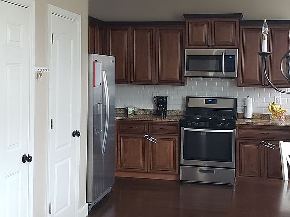 3rd image of 905 Summerfield Cres