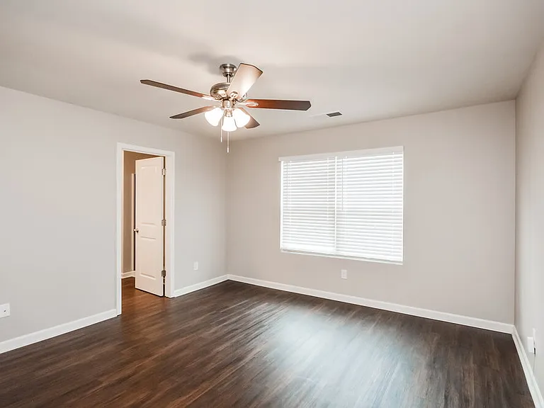 612 Moorings Ave — Photo 10