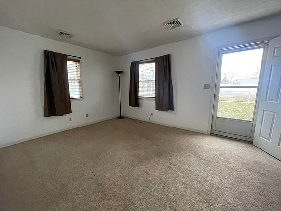 5th image of 906 E 9th St
