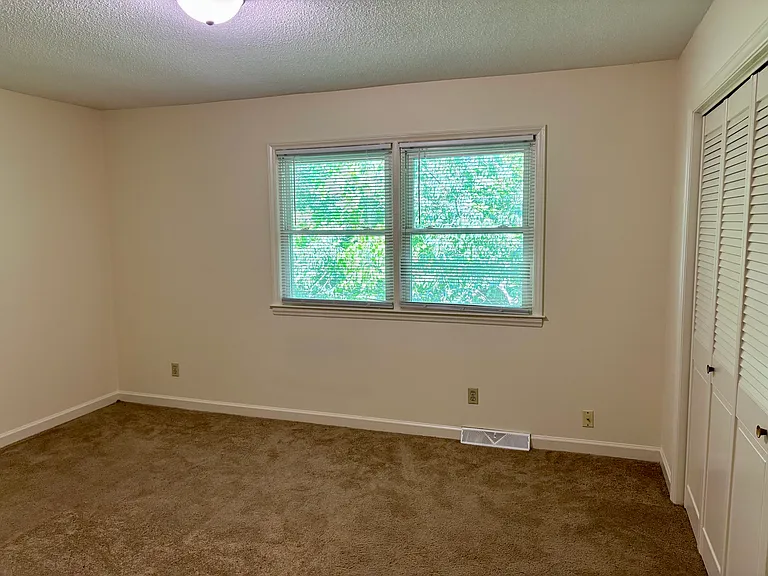 128 Hillcrest Dr — Photo 6