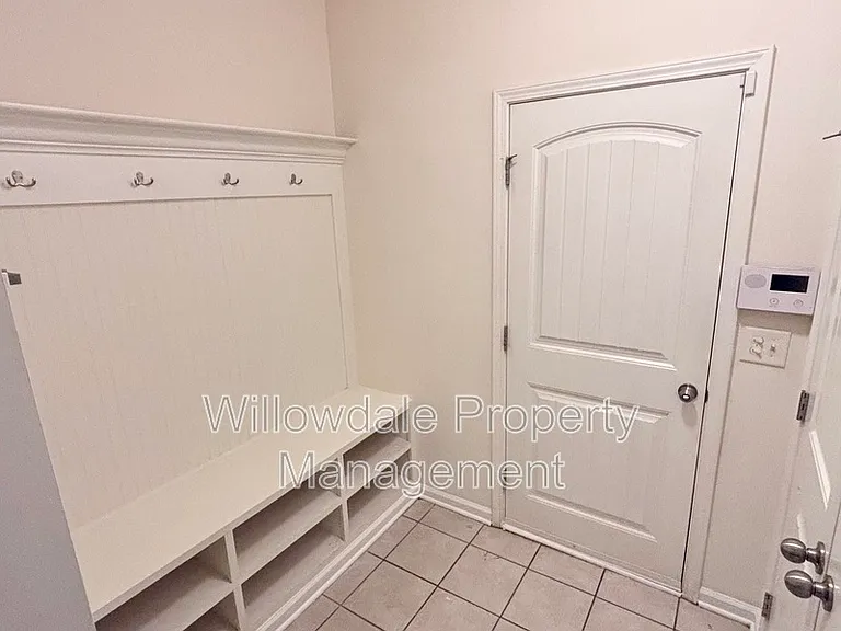 535 Whitworth Ln — Photo 2
