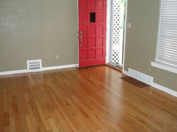 Living Room/Entry