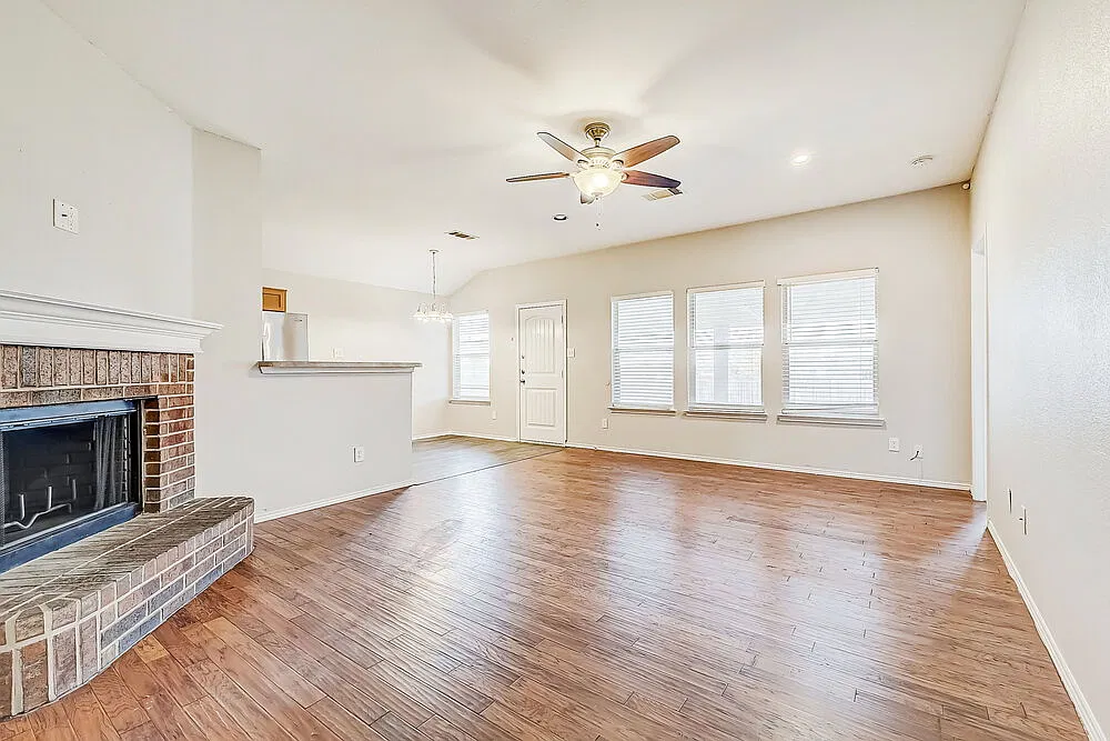 3 bed, 2.0 bath, 1390 sqft, $1,980 — Photo 4