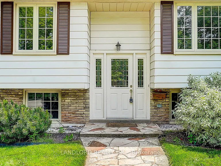 2294 Wyandotte Dr — Photo 4