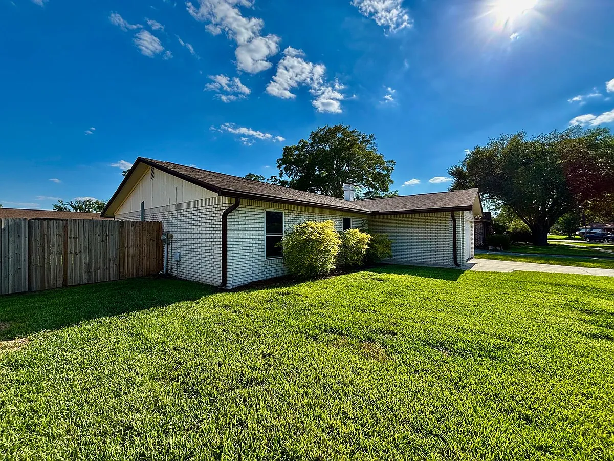 Building Photo - 1747 Papaya Dr N