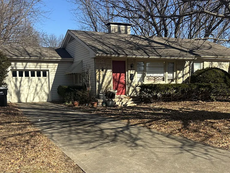 1109 E Linwood Dr — Photo 1