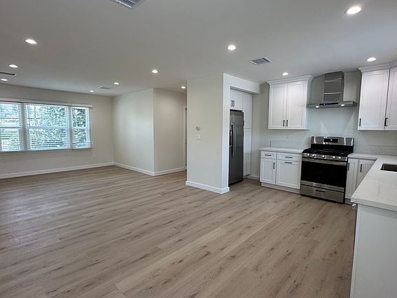 3rd image of 1815 E Chevy Chase Dr #1/2