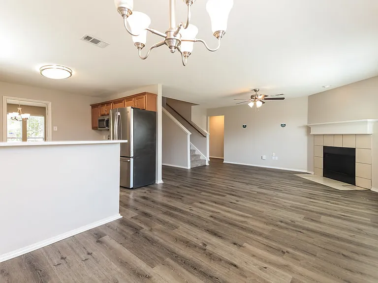 1107 Caroline Dr — Photo 7
