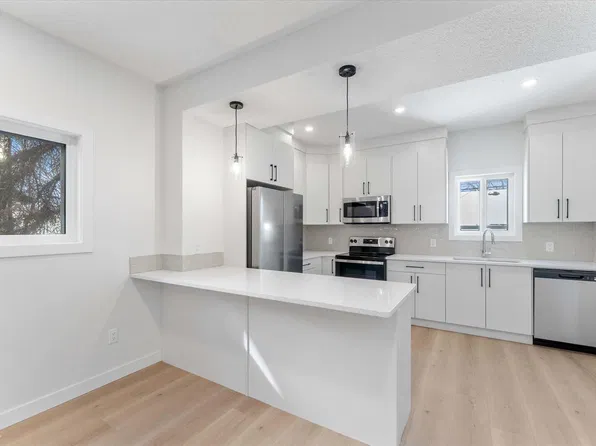 12033 92nd St NW, Edmonton, AB T5G 1A8
