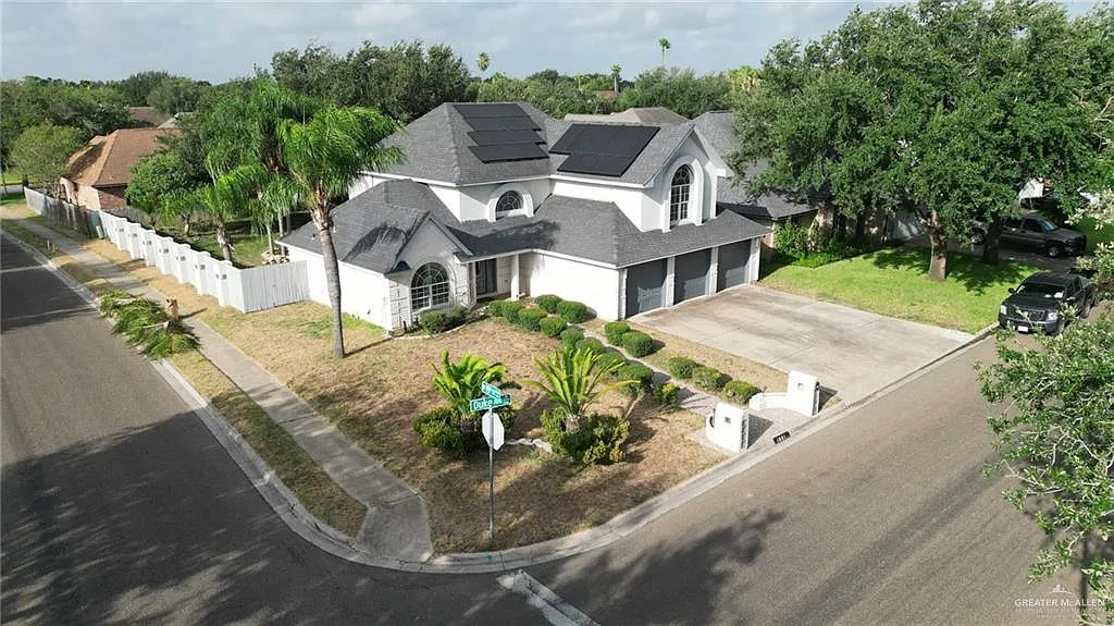 4 bed, 3.0 bath, 2702 sqft, $2,300 — Photo 3