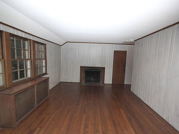 3rd image of 255 Littleworth Ln