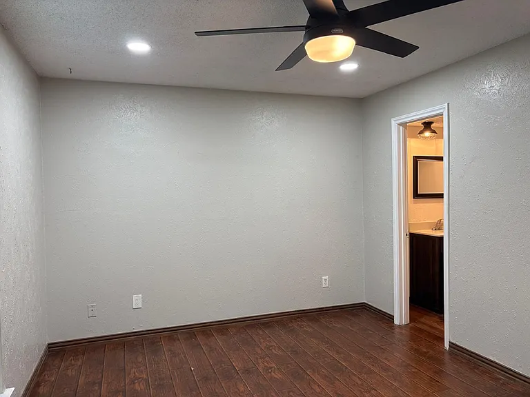 805 W Rochelle Rd — Photo 5