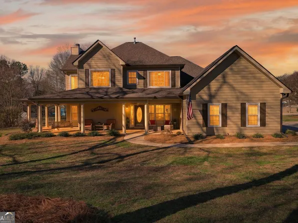 56 Walnut Ridge Dr, Hoschton, GA 30548