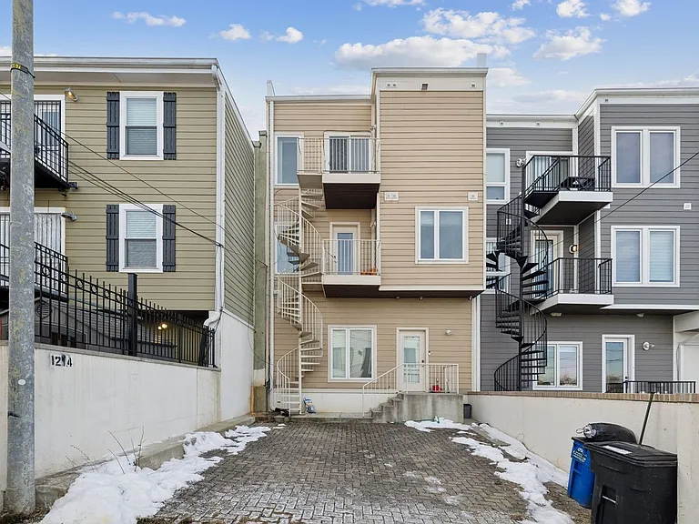 1214 Queen St NE — Photo 8