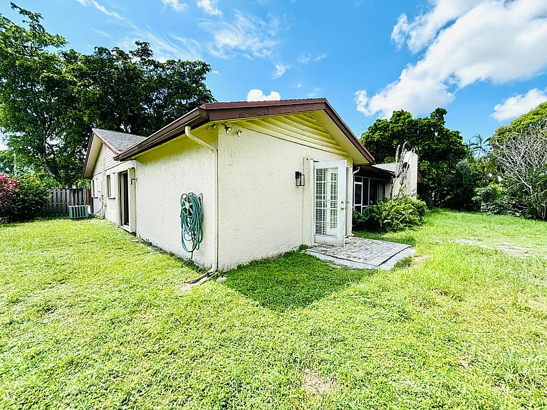 1250 SW 72nd Ave — Photo 30