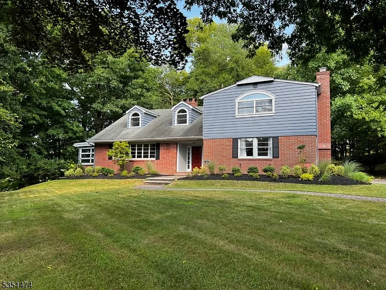 56 Grandview Pl — Photo 2