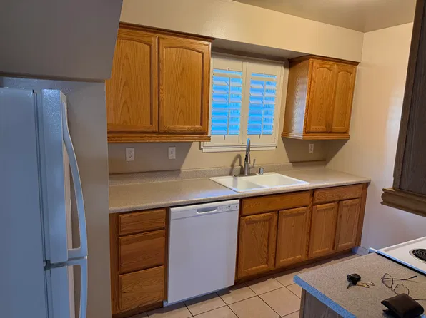 6702 N 3rd St, Fresno, CA 93710