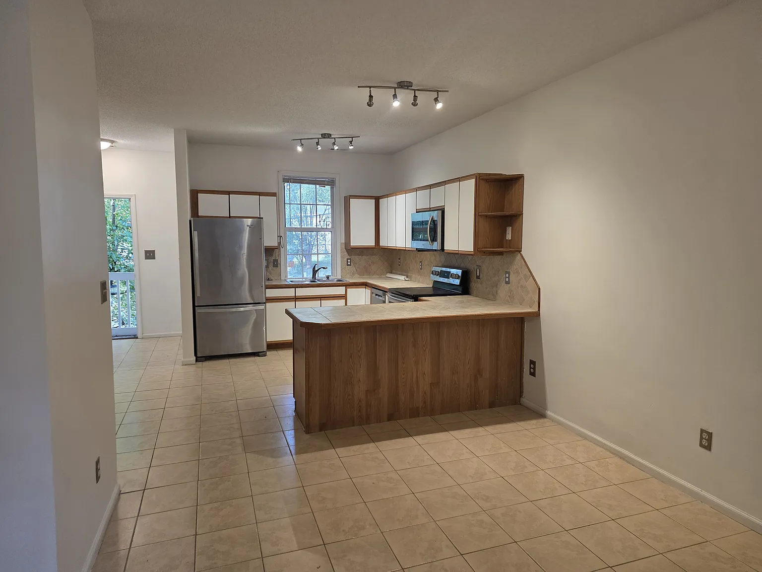 4 bed, 1312 sqft, $1,800 — Photo 4