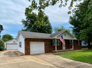 1604 S Lillian Ave, Bolivar, MO 65613