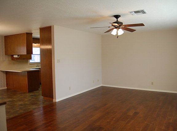 3rd image of 419 W Nimitz St