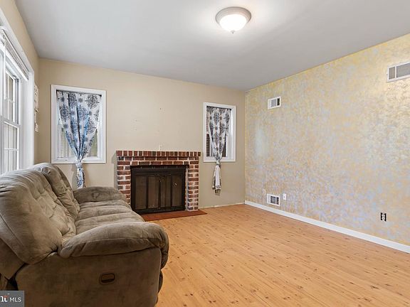 5th image of 470 Willow St