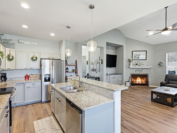 3rd image of 913 Carpenter St