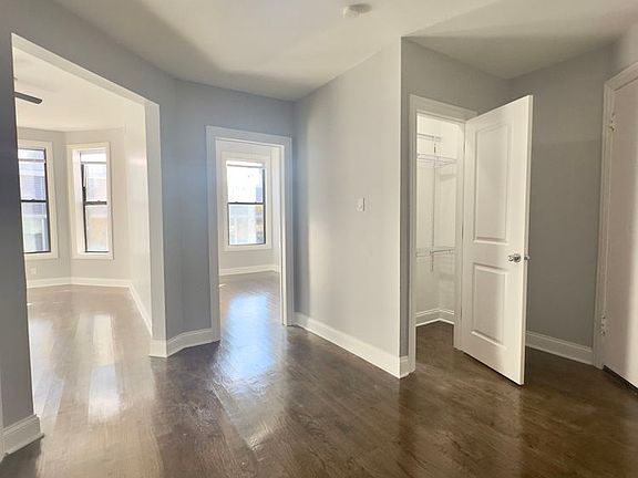 2nd image of 906 W Montrose Ave APT 2