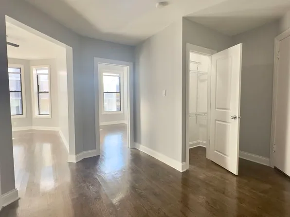 908 W Montrose Ave #906-2, Chicago, IL 60613