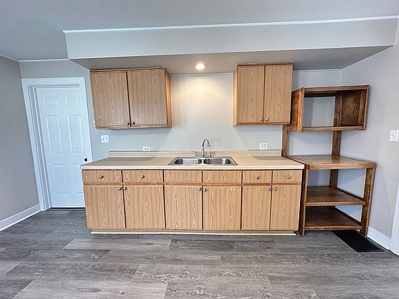 4th image of 326 Railroad St