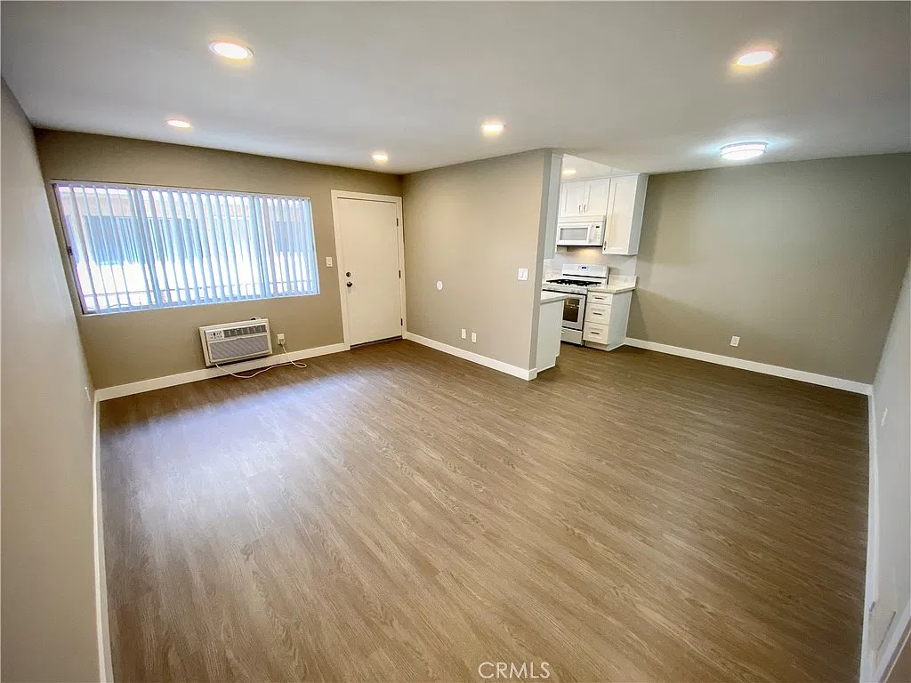 2 bed, 720 sqft, $2,595 — Photo 3