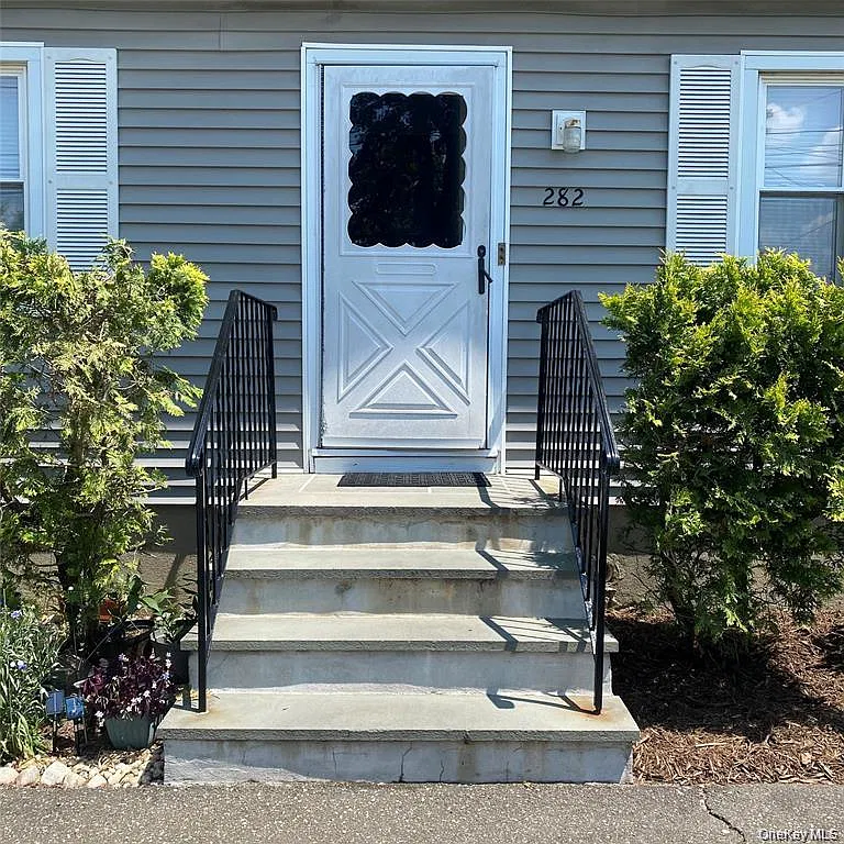 3 bed, 1.0 bath, 1200 sqft, $3,600 — Photo 2